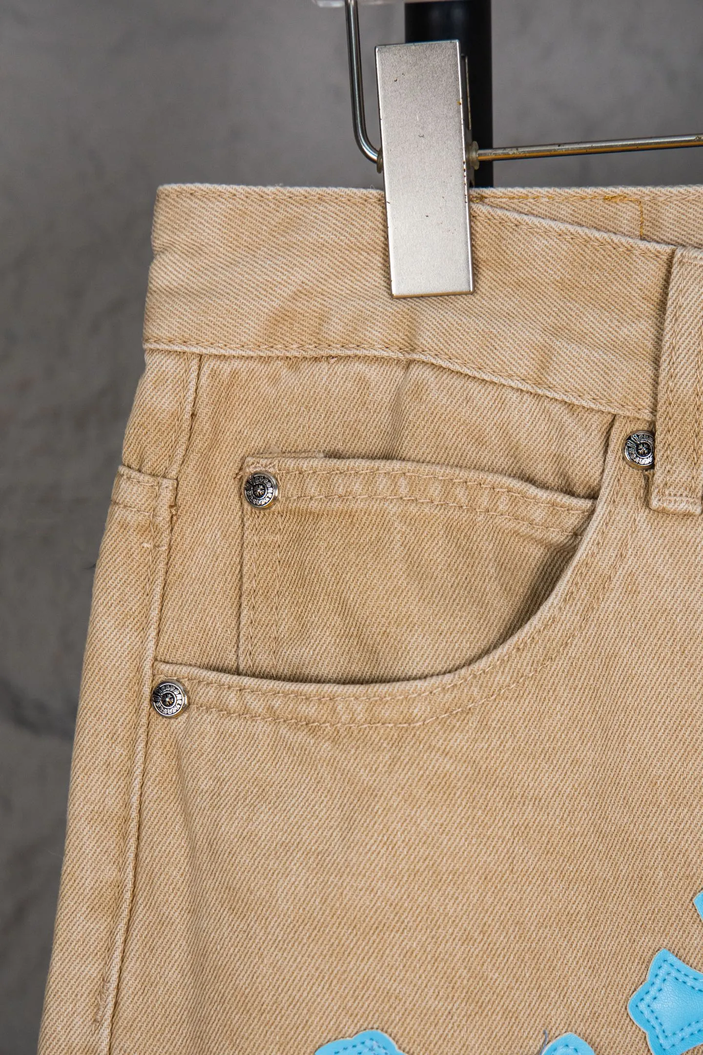 P260 top version CH Chromehearts Miami-limited fluorescent blue cross patch khaki jeans, counter price 34W level, patch cross pattern embellishment, washed jeans! ! An absolutely high-end luxury product, a 1.9W-level god-level single product, a super popular product, made by top heavy industry, a magic weapon that cannot be missed! [About Zangyin] This is an extremely luxurious fashion brand that can also be called the aristocracy of the high street. It has always been an exclusive brand for some hipsters or rich second generations. Compared with ordinary high streets, it is more luxurious and noble. Compared with luxury brands, it is more fashionable and individual. It has always been a brand that I have a special liking for. [Top heavy industry fashion design] Consistently high-street luxury style. Speaking of this style, the Zangyin family and GU family are definitely the leading representative brands. Especially the Zangyin family has really achieved a state-of-the-art effect in creating high-street style. The unique washed material is used to create this style. The color system is already quite eye-catching. After it is decorated with patchwork cross flowers, it cleverly highlights the charm of the brand. Secondly, this style uses classic The high-waist cutting design highlights the long legs and fashionable temperament of the upper body. The brand is highly recognizable and the slim fit configuration is more suitable for daily wear. It is a product that interprets personality, fashion, and specifications at a glance. This single product is enough to make any fan excited. It can be a white T-shirt for a youthful college style, or a tight suspender for a royal style. It has strong matching ability and can be easily controlled by men.  [Materials and craftsmanship] Needless to say, this point goes without saying. As an excellent craftsman brand, Zangyin’s requirements for details and craftsmanship are really perfect. The washed color of this model has gone through so many processes, not to mention the embellishment of denim appliques. It is also purely hand-made and sewn. Just like what they believe in, only hand-made things have soul and have the meaning of wear. A top-notch heavy-duty fashionable denim item, I look forward to your perfect interpretation! !  Color: Khaki Size: 28-34